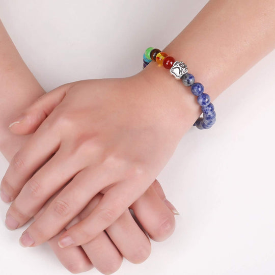 Perlenarmband in Regenbogenfarben mit Pfotenmotiv