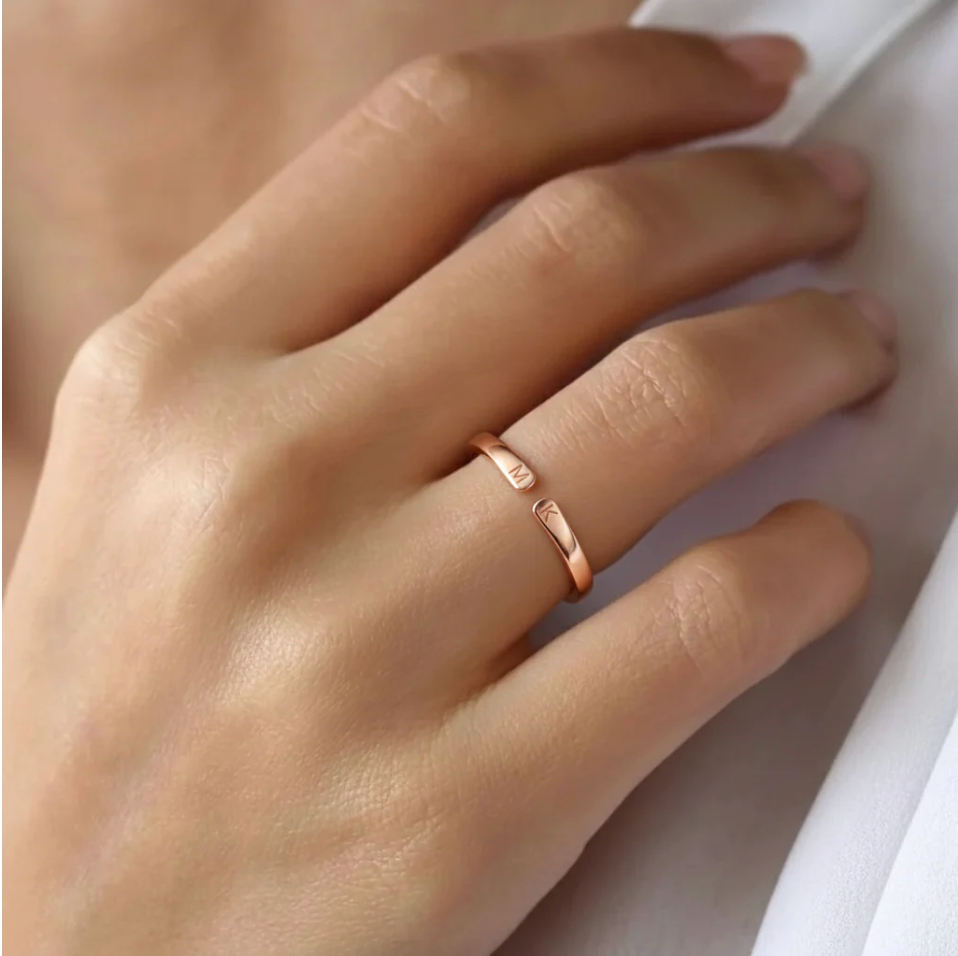 1+1 GRATIS – Verstellbarer Ring mit Initiale