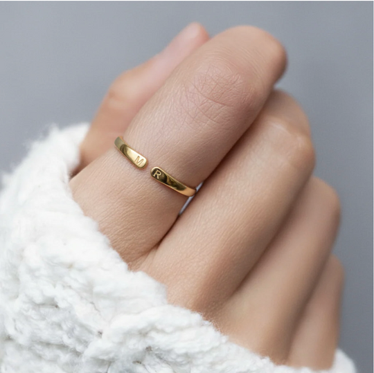 1+1 GRATIS – Verstellbarer Ring mit Initiale