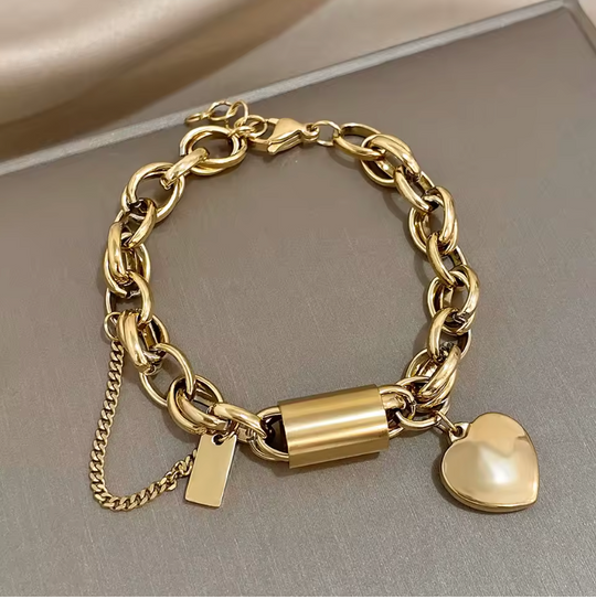Armband mit Anhängern aus vergoldetem Metall mit einem herzförmigen Vorhängeschloss