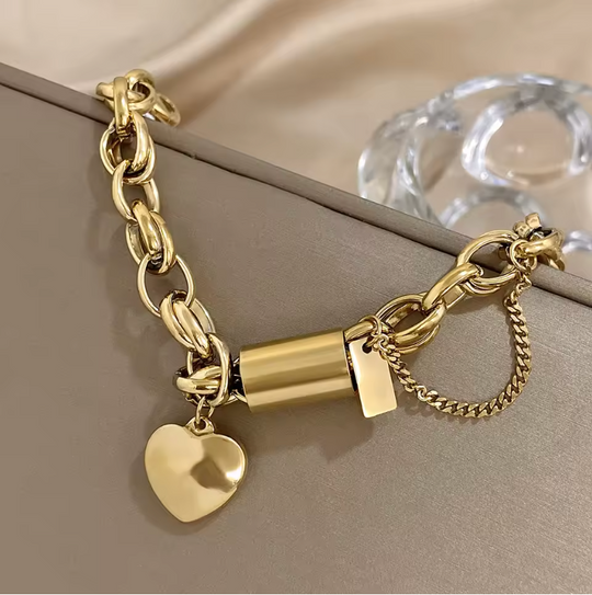 Armband mit Anhängern aus vergoldetem Metall mit einem herzförmigen Vorhängeschloss