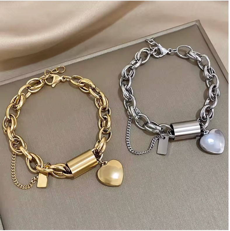 Armband mit Anhängern aus vergoldetem Metall mit einem herzförmigen Vorhängeschloss