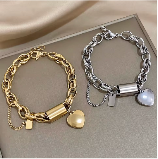 Armband mit Anhängern aus vergoldetem Metall mit einem herzförmigen Vorhängeschloss