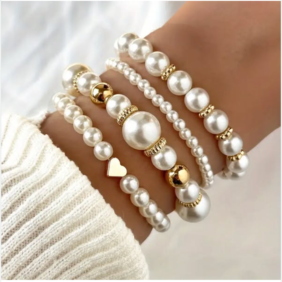 Set mit zeitlosen Perlenarmbändern
