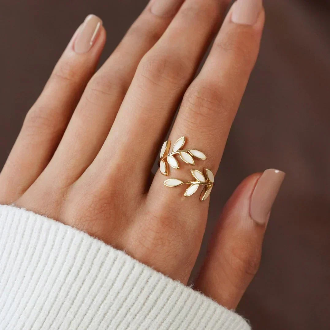 Milly – Verstellbarer Ring mit Blattmotiv und Opal
