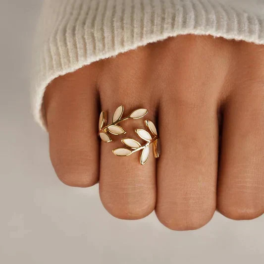 Milly – Verstellbarer Ring mit Blattmotiv und Opal