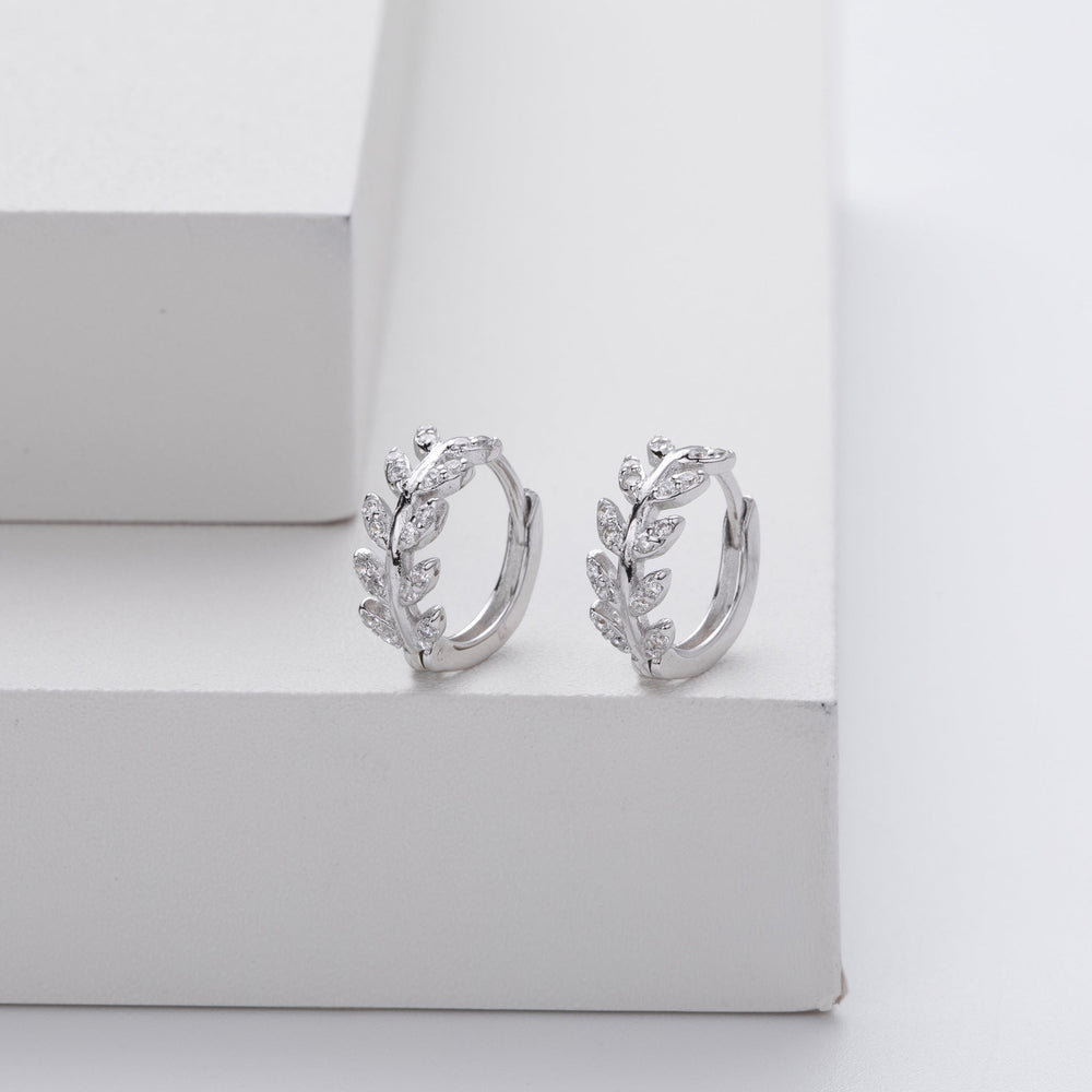Laticia – Elegante Ohrringe mit Blattmotiv und gefassten Steinen
