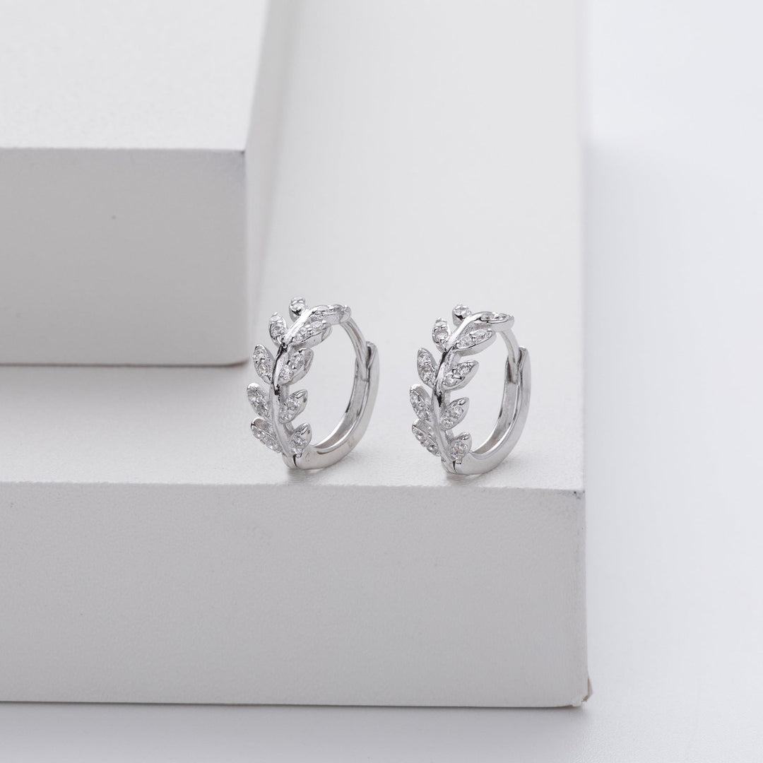 Laticia – Elegante Ohrringe mit Blattmotiv und gefassten Steinen