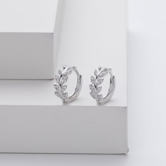 Laticia – Elegante Ohrringe mit Blattmotiv und gefassten Steinen