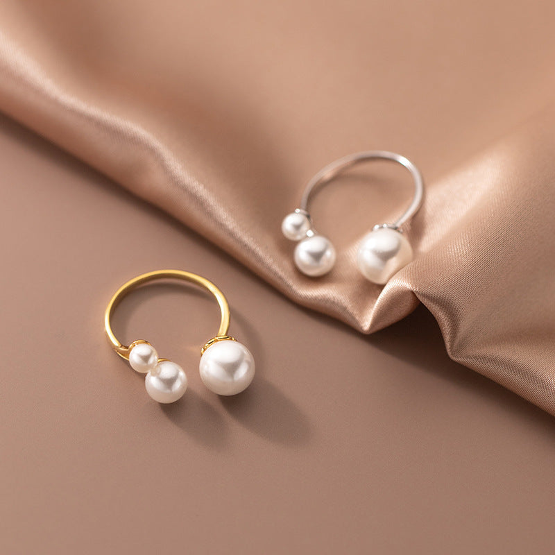 Verstellbarer Ring mit drei Süßwasserperlen