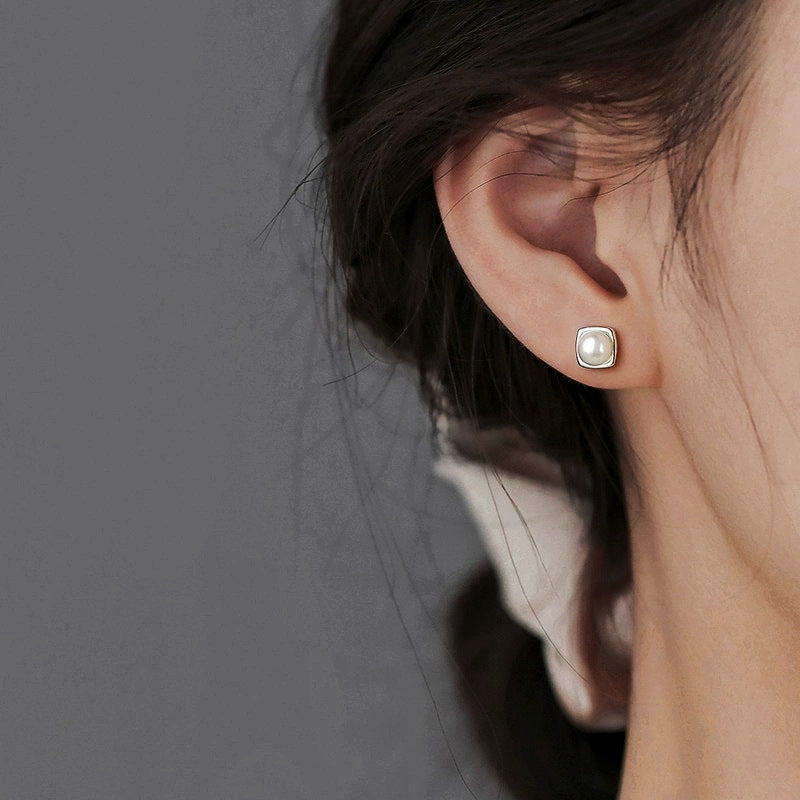 Zarte Ohrringe mit Süßwasserperle, versilbertem Metall