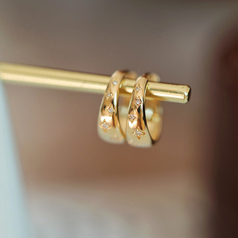 Luxuriöse goldfarbene Ohrringe mit Sternmotiv