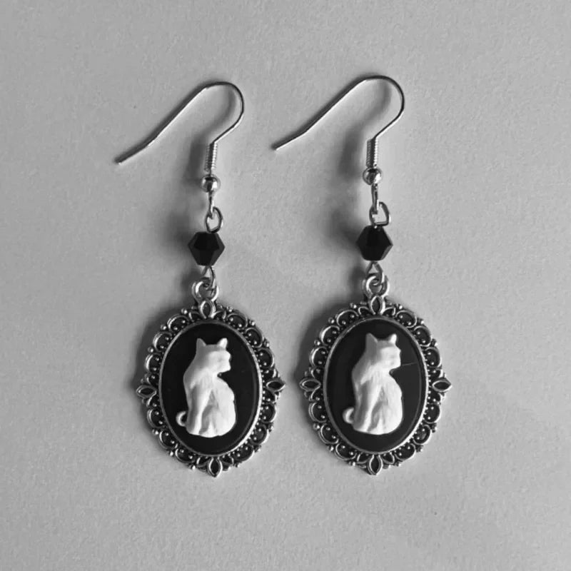 Vintage-inspirierte Ohrringe mit weißem Katzenmotiv