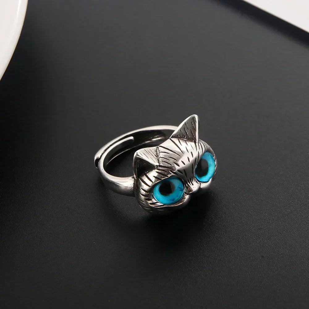 Vintage-inspirierter Ring in Silberfarbe mit blauen Katzenaugen