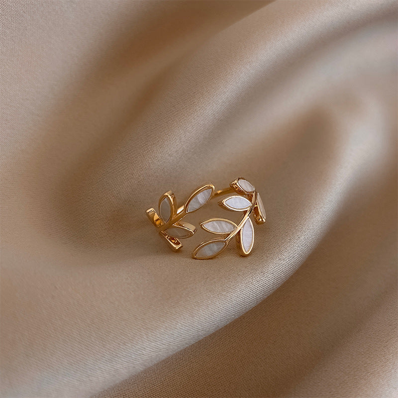 Milly – Verstellbarer Ring mit Blattmotiv und Opal