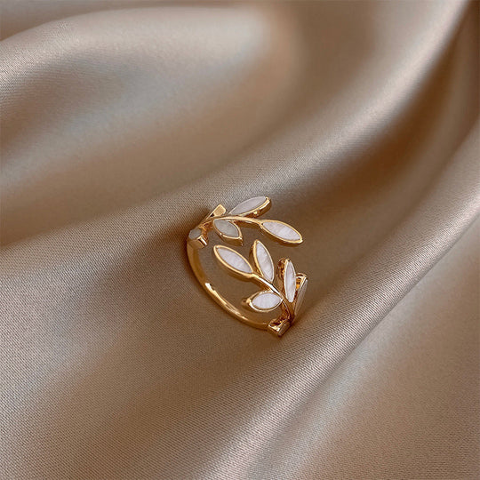 Milly – Verstellbarer Ring mit Blattmotiv und Opal