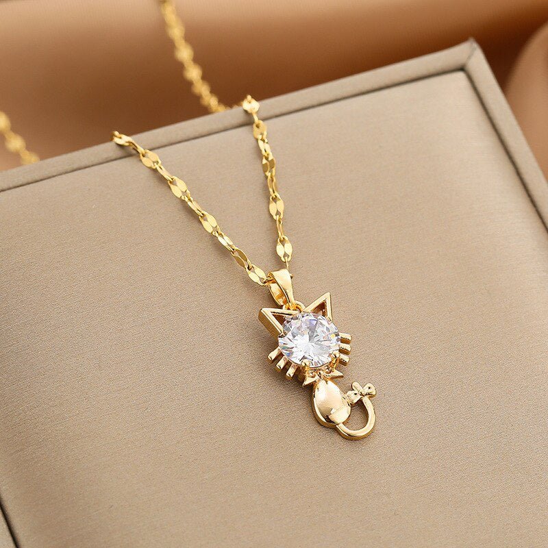 Goldplattierter Katzenanhänger mit Zirkonia